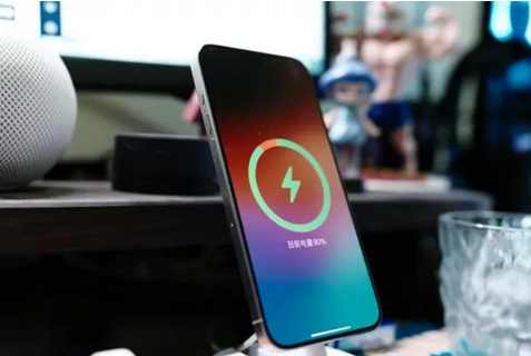 白水苹果15换屏服务分享用什么充电器给iPhone15充电更好 
